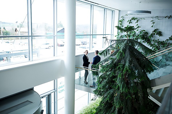 포토 JPG 전신 서양인 여자 남자 비즈니스 악수 실내 서기 사람 정장 빌딩 성인 두명 옆모습 30대 마주보기 기둥 창가 2층 회전문 성인만 국내포토 외국인 옷 건축 뷰포인트 창문 모션 손짓 내부 건물 장년 문 층 파일형식