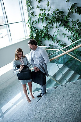 포토 JPG 전신 서양인 응시 여자 남자 40대 중년 가방 비즈니스 실내 대화 서기 들기 사람 정장 빌딩 20대 성인 두명 앞모습 옆모습 계단 창가 꺼내기 성인만 국내포토 외국인 시선 잡화 옷 뷰포인트 창문 모션 말하기 청년 내부 건물 파일형식