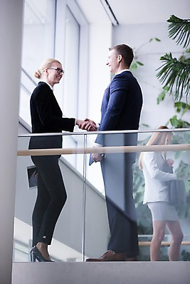 포토 JPG 전신 서양인 여자 남자 가방 비즈니스 악수 실내 서기 미소 들기 사람 정장 빌딩 성인 옆모습 세명 30대 태블릿 마주보기 국내포토 외국인 잡화 옷 뷰포인트 모션 표정 손짓 내부 건물 장년 전자제품 스마트기기 파일형식