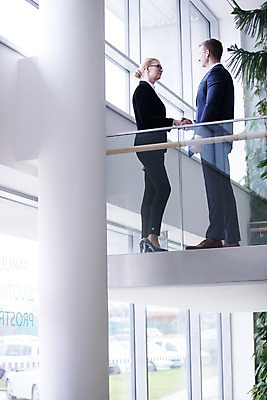 포토 JPG 전신 서양인 여자 남자 로우앵글 비즈니스 악수 실내 서기 사람 정장 빌딩 성인 두명 옆모습 30대 마주보기 기둥 창가 2층 성인만 국내포토 외국인 옷 건축 뷰포인트 창문 모션 손짓 내부 건물 장년 층 파일형식