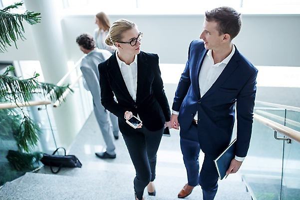 포토 JPG 전신 서양인 응시 여자 남자 40대 중년 가방 비즈니스 실내 대화 사람 정장 빌딩 여러명 20대 성인 앞모습 뒷모습 30대 스마트폰 마주보기 계단 공책 기둥 오르기 국내포토 외국인 시선 잡화 옷 건축 뷰포인트 다수 모션 문구용품 말하기 청년 내부 건물 장년 핸드폰 스마트기기 파일형식