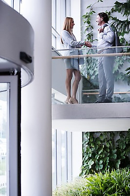 포토 JPG 전신 서양인 여자 남자 로우앵글 40대 중년 가방 비즈니스 악수 실내 서기 미소 들기 사람 정장 빌딩 20대 성인 두명 옆모습 마주보기 창가 2층 회전문 성인만 국내포토 외국인 잡화 옷 뷰포인트 창문 모션 표정 손짓 청년 내부 건물 문 층 파일형식