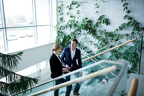 포토 JPG 전신 서양인 여자 남자 비즈니스 난간 실내 대화 들기 사람 정장 빌딩 성인 두명 옆모습 30대 스마트폰 마주보기 계단 공책 창가 오르기 성인만 국내포토 외국인 옷 뷰포인트 창문 모션 문구용품 말하기 내부 건물 장년 핸드폰 스마트기기 파일형식