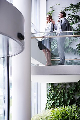 포토 JPG 전신 서양인 응시 여자 남자 로우앵글 40대 중년 가방 비즈니스 실내 대화 서기 들기 사람 정장 빌딩 20대 성인 두명 옆모습 2층 회전문 성인만 국내포토 외국인 시선 잡화 옷 뷰포인트 모션 말하기 청년 내부 건물 문 층 파일형식