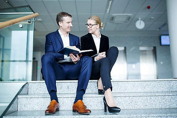 포토 JPG 전신 서양인 응시 여자 남자 비즈니스 난간 실내 미소 사람 앉기 정장 빌딩 성인 두명 앞모습 30대 펜 마주보기 계단 공책 엘리베이터 성인만 국내포토 외국인 시선 옷 뷰포인트 모션 문구용품 표정 내부 건물 장년 필기구 파일형식