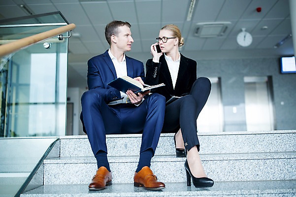 포토 JPG 전신 서양인 응시 여자 남자 비즈니스 실내 사람 앉기 정장 빌딩 성인 두명 앞모습 30대 스마트폰 펜 계단 공책 기록 엘리베이터 통화 성인만 국내포토 외국인 시선 옷 뷰포인트 모션 문구용품 내부 건물 장년 핸드폰 스마트기기 필기구 파일형식