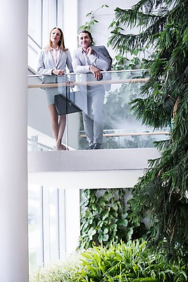 포토 JPG 전신 서양인 응시 여자 남자 40대 중년 가방 비즈니스 난간 실내 서기 미소 들기 사람 정장 빌딩 20대 성인 두명 앞모습 기댐 기둥 2층 성인만 국내포토 외국인 시선 잡화 옷 건축 뷰포인트 모션 표정 청년 내부 건물 층 파일형식