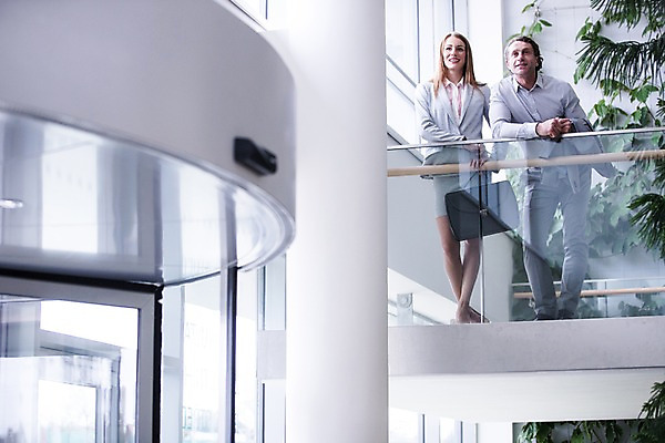 포토 JPG 전신 서양인 응시 여자 남자 40대 중년 가방 비즈니스 난간 실내 서기 미소 들기 사람 정장 빌딩 20대 성인 두명 앞모습 기댐 2층 회전문 성인만 국내포토 외국인 시선 잡화 옷 뷰포인트 모션 표정 청년 내부 건물 문 층 파일형식