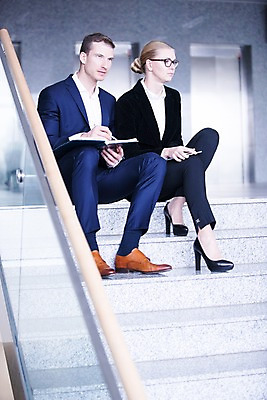 포토 JPG 전신 서양인 응시 여자 남자 비즈니스 난간 실내 사람 앉기 정장 빌딩 성인 두명 앞모습 30대 펜 계단 공책 기록 엘리베이터 성인만 국내포토 외국인 시선 옷 뷰포인트 모션 문구용품 내부 건물 장년 필기구 파일형식