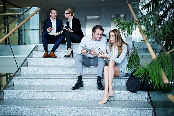 포토 JPG 전신 서양인 응시 여자 남자 40대 중년 비즈니스 난간 실내 대화 들기 사람 앉기 정장 빌딩 여러명 20대 성인 앞모습 30대 스마트폰 태블릿 마주보기 계단 공책 엘리베이터 성인만 국내포토 외국인 시선 옷 뷰포인트 다수 모션 문구용품 말하기 청년 내부 건물 장년 전자제품 핸드폰 스마트기기 파일형식