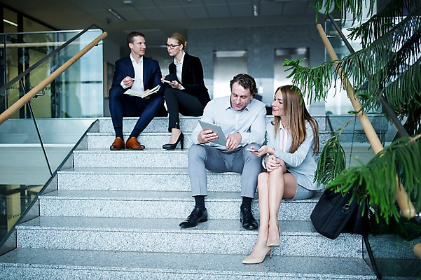 포토 JPG 전신 서양인 응시 여자 남자 40대 중년 비즈니스 난간 실내 대화 사람 앉기 정장 빌딩 여러명 20대 성인 앞모습 30대 스마트폰 태블릿 펜 계단 공책 엘리베이터 성인만 국내포토 외국인 시선 옷 뷰포인트 다수 모션 문구용품 말하기 청년 내부 건물 장년 전자제품 핸드폰 스마트기기 필기구 파일형식