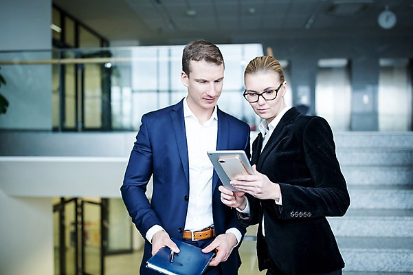 포토 JPG 서양인 응시 여자 남자 비즈니스 난간 실내 서기 들기 사람 정장 빌딩 상반신 성인 두명 앞모습 30대 스마트폰 태블릿 펜 문 계단 공책 성인만 국내포토 외국인 시선 옷 뷰포인트 모션 문구용품 내부 건물 장년 전자제품 핸드폰 스마트기기 필기구 파일형식