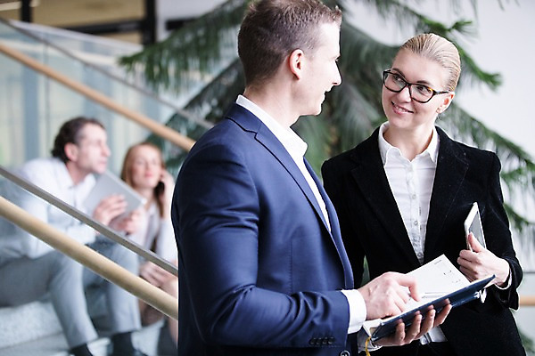 포토 JPG 전신 서양인 응시 여자 남자 40대 중년 비즈니스 실내 대화 서기 미소 들기 사람 앉기 정장 빌딩 여러명 상반신 20대 성인 앞모습 옆모습 30대 태블릿 마주보기 계단 공책 성인만 국내포토 외국인 시선 옷 뷰포인트 다수 모션 문구용품 표정 말하기 청년 내부 건물 장년 전자제품 스마트기기 파일형식