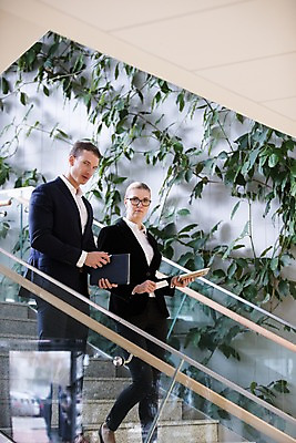 포토 JPG 전신 서양인 응시 여자 남자 비즈니스 명함 실내 들기 사람 정장 빌딩 성인 두명 옆모습 30대 스마트폰 걷기 계단 공책 성인만 국내포토 외국인 시선 옷 뷰포인트 모션 문구용품 내부 건물 장년 핸드폰 스마트기기 파일형식