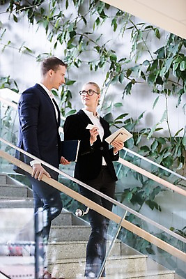 포토 JPG 전신 서양인 응시 여자 남자 비즈니스 명함 실내 들기 사람 정장 빌딩 성인 두명 옆모습 30대 스마트폰 태블릿 마주보기 걷기 계단 성인만 국내포토 외국인 시선 옷 뷰포인트 모션 내부 건물 장년 전자제품 핸드폰 스마트기기 파일형식