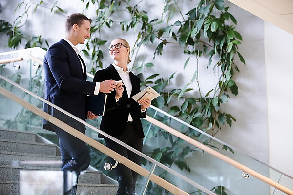 포토 JPG 전신 서양인 응시 여자 남자 비즈니스 명함 실내 미소 들기 사람 정장 빌딩 성인 두명 옆모습 30대 스마트폰 태블릿 마주보기 걷기 계단 주기 성인만 국내포토 외국인 시선 옷 뷰포인트 모션 표정 내부 건물 장년 전자제품 핸드폰 스마트기기 파일형식