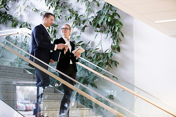 포토 JPG 전신 서양인 응시 여자 남자 비즈니스 명함 실내 서기 미소 들기 사람 정장 빌딩 성인 두명 옆모습 30대 스마트폰 태블릿 걷기 계단 주기 성인만 국내포토 외국인 시선 옷 뷰포인트 모션 표정 내부 건물 장년 전자제품 핸드폰 스마트기기 파일형식