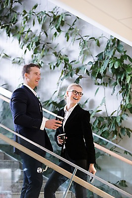 포토 JPG 서양인 응시 여자 남자 커피 비즈니스 실내 서기 웃음 들기 사람 정장 빌딩 상반신 성인 두명 앞모습 옆모습 30대 계단 즐거움 성인만 국내포토 외국인 시선 옷 감정 음료 뷰포인트 모션 표정 내부 건물 장년 파일형식