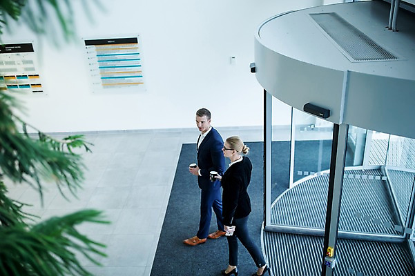 포토 JPG 전신 서양인 응시 여자 남자 커피 비즈니스 실내 대화 들기 사람 정장 성인 두명 옆모습 30대 하이앵글 걷기 회전문 성인만 국내포토 외국인 시선 옷 음료 뷰포인트 모션 말하기 내부 장년 문 파일형식