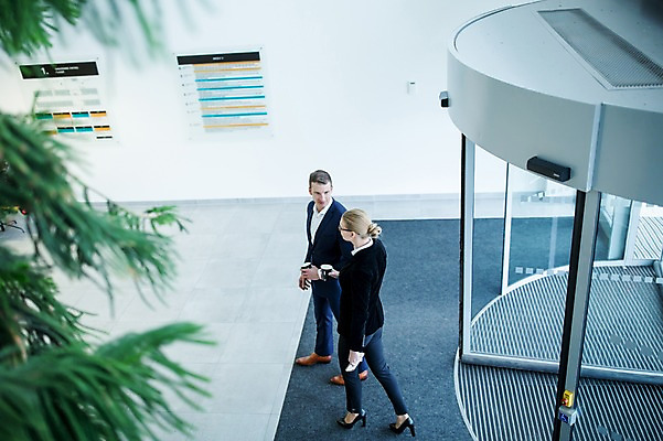 포토 JPG 전신 서양인 응시 여자 남자 커피 비즈니스 실내 대화 서기 들기 사람 정장 성인 두명 옆모습 30대 하이앵글 걷기 회전문 성인만 국내포토 외국인 시선 옷 음료 뷰포인트 모션 말하기 내부 장년 문 파일형식