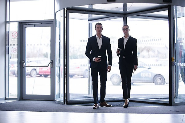 포토 JPG 전신 서양인 응시 여자 남자 커피 비즈니스 실내 들기 사람 정장 성인 두명 앞모습 30대 스마트폰 걷기 회전문 성인만 국내포토 외국인 시선 옷 음료 뷰포인트 모션 내부 장년 핸드폰 스마트기기 문 파일형식