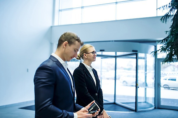 포토 JPG 서양인 응시 여자 남자 커피 비즈니스 창문 실내 들기 사람 정장 상반신 성인 두명 옆모습 30대 스마트폰 회전문 성인만 국내포토 외국인 시선 옷 음료 뷰포인트 모션 내부 장년 핸드폰 스마트기기 문 파일형식