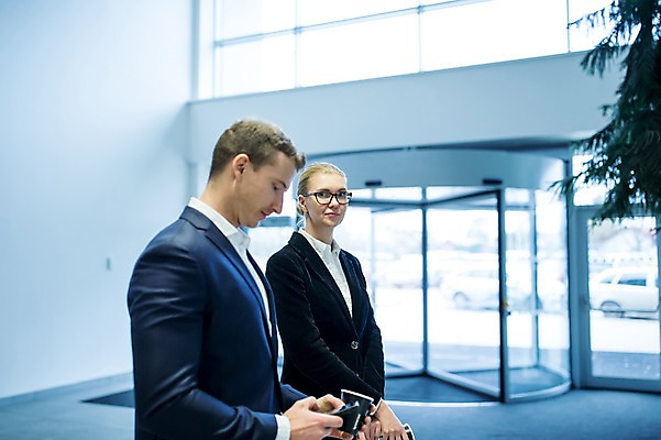 포토 JPG 서양인 응시 여자 남자 커피 비즈니스 창문 실내 들기 사람 정장 상반신 성인 두명 옆모습 30대 스마트폰 회전문 성인만 국내포토 외국인 시선 옷 음료 뷰포인트 모션 내부 장년 핸드폰 스마트기기 문 파일형식