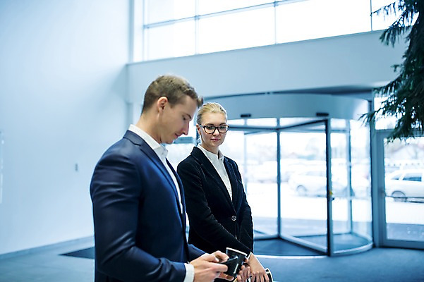 포토 JPG 서양인 응시 여자 남자 커피 비즈니스 창문 실내 들기 사람 정장 상반신 성인 두명 옆모습 30대 스마트폰 회전문 성인만 국내포토 외국인 시선 옷 음료 뷰포인트 모션 내부 장년 핸드폰 스마트기기 문 파일형식