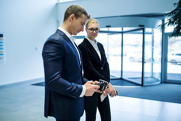 포토 JPG 서양인 응시 여자 남자 커피 비즈니스 실내 들기 사람 정장 상반신 성인 두명 옆모습 30대 스마트폰 회전문 성인만 국내포토 외국인 시선 옷 음료 뷰포인트 모션 내부 장년 핸드폰 스마트기기 문 파일형식