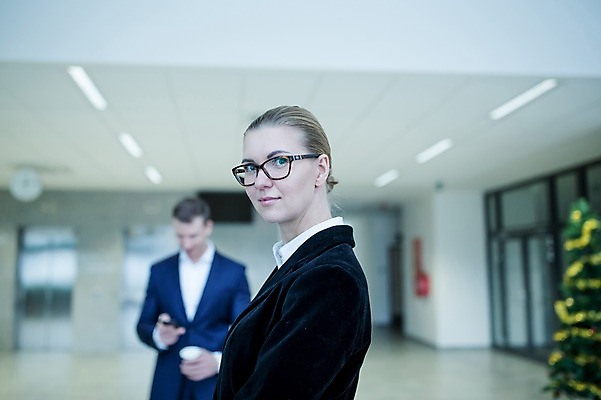 포토 JPG 서양인 응시 여자 남자 비즈니스 실내 사람 정장 근접촬영 상반신 성인 두명 앞모습 옆모습 30대 스마트폰 형광등 안경낌 국내포토 외국인 시선 옷 안경 뷰포인트 전등 내부 장년 핸드폰 스마트기기 파일형식