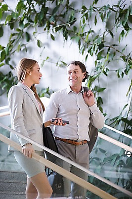 포토 JPG 서양인 응시 여자 남자 40대 중년 가방 비즈니스 실내 대화 미소 들기 사람 정장 상반신 20대 성인 두명 앞모습 옆모습 스마트폰 마주보기 계단 성인만 국내포토 외국인 시선 잡화 옷 뷰포인트 모션 표정 말하기 청년 내부 핸드폰 스마트기기 파일형식