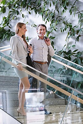 포토 JPG 전신 서양인 여자 남자 40대 중년 가방 비즈니스 실내 대화 미소 들기 사람 정장 20대 성인 두명 옆모습 스마트폰 걷기 계단 잡기 성인만 국내포토 외국인 잡화 옷 뷰포인트 모션 표정 말하기 청년 내부 핸드폰 스마트기기 파일형식