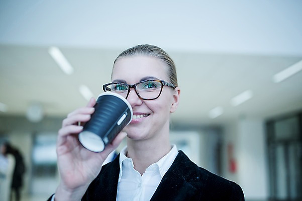 포토 JPG 서양인 응시 여자 커피 비즈니스 실내 한명 미소 사람 정장 근접촬영 상반신 성인 앞모습 30대 마시기 비즈니스우먼 형광등 성인여자한명만 국내포토 외국인 1 시선 옷 음료 뷰포인트 모션 전등 표정 내부 장년 직장인 여자한명만 성인여자만 파일형식