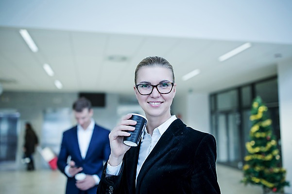 포토 JPG 서양인 여자 남자 커피 비즈니스 실내 미소 들기 사람 정장 근접촬영 상반신 성인 두명 앞모습 30대 크리스마스트리 마시기 형광등 성인만 국내포토 외국인 옷 음료 뷰포인트 크리스마스 모션 전등 표정 내부 장년 파일형식