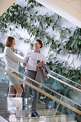 포토 JPG 전신 서양인 응시 여자 남자 커피 40대 중년 가방 비즈니스 악수 실내 서기 미소 들기 사람 정장 20대 성인 두명 앞모습 옆모습 마주보기 계단 성인만 국내포토 외국인 시선 잡화 옷 음료 뷰포인트 모션 표정 손짓 청년 내부 파일형식