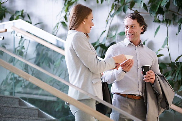 포토 JPG 서양인 응시 여자 남자 커피 40대 중년 가방 비즈니스 명함 실내 대화 미소 들기 사람 정장 상반신 20대 성인 두명 앞모습 옆모습 마주보기 계단 주기 성인만 국내포토 외국인 시선 잡화 옷 음료 뷰포인트 모션 표정 말하기 청년 내부 파일형식