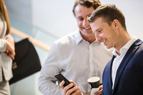 포토 JPG 서양인 응시 여자 남자 커피 40대 중년 서류가방 비즈니스 실내 미소 들기 사람 정장 상반신 20대 성인 앞모습 옆모습 세명 30대 스마트폰 국내포토 외국인 시선 옷 음료 뷰포인트 가방 모션 표정 청년 내부 장년 핸드폰 스마트기기 파일형식