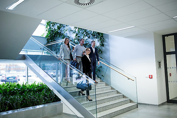 포토 JPG 전신 서양인 응시 여자 남자 커피 40대 중년 가방 비즈니스 창문 실내 미소 들기 사람 정장 빌딩 여러명 20대 성인 옆모습 30대 걷기 계단 화단 성인만 국내포토 외국인 시선 잡화 옷 음료 뷰포인트 다수 모션 표정 청년 내부 건물 장년 파일형식