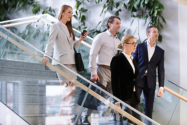 포토 JPG 전신 서양인 응시 여자 남자 커피 40대 중년 가방 비즈니스 실내 미소 들기 사람 정장 여러명 상반신 20대 성인 옆모습 30대 걷기 계단 성인만 국내포토 외국인 시선 잡화 옷 음료 뷰포인트 다수 모션 표정 청년 내부 장년 파일형식