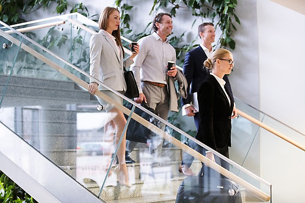 포토 JPG 전신 서양인 응시 여자 남자 커피 40대 중년 가방 비즈니스 실내 미소 들기 사람 정장 여러명 20대 성인 옆모습 30대 노트북 걷기 계단 성인만 국내포토 외국인 시선 잡화 옷 음료 뷰포인트 다수 모션 표정 청년 내부 장년 전자제품 파일형식