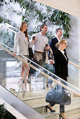 포토 JPG 전신 서양인 응시 여자 남자 커피 40대 중년 가방 비즈니스 실내 미소 들기 사람 정장 여러명 20대 성인 옆모습 30대 노트북 걷기 계단 성인만 국내포토 외국인 시선 잡화 옷 음료 뷰포인트 다수 모션 표정 청년 내부 장년 전자제품 파일형식