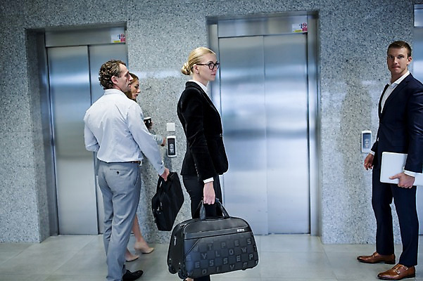 포토 JPG 전신 서양인 응시 여자 남자 커피 40대 중년 가방 비즈니스 실내 서기 들기 사람 정장 여러명 20대 성인 옆모습 30대 노트북 기다림 엘리베이터 성인만 국내포토 외국인 시선 잡화 옷 음료 뷰포인트 다수 모션 청년 내부 장년 전자제품 파일형식