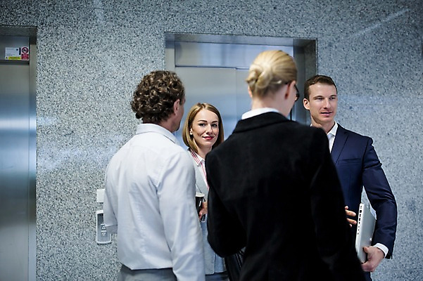 포토 JPG 서양인 응시 여자 남자 40대 중년 비즈니스 실내 대화 사람 정장 여러명 상반신 20대 성인 앞모습 뒷모습 30대 노트북 엘리베이터 성인만 국내포토 외국인 시선 옷 뷰포인트 다수 말하기 청년 내부 장년 전자제품 파일형식