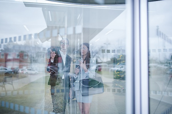 포토 JPG 전신 서양인 외국인 여자 커피 서류가방 비즈니스 실내 대화 서기 들기 사람 정장 20대 성인 두명 앞모습 30대 문 가리킴 비즈니스우먼 성인여자만 국내포토 옷 음료 뷰포인트 가방 모션 말하기 인종 손짓 청년 내부 장년 직장인 여자만 성인만 파일형식