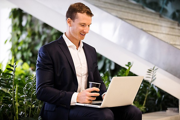 포토 JPG 서양인 응시 남자 커피 비즈니스 실내 한명 미소 사람 앉기 정장 상반신 성인 옆모습 30대 노트북 계단 화단 성인남자한명만 국내포토 외국인 1 시선 옷 음료 뷰포인트 모션 표정 내부 장년 전자제품 남자한명만 성인남자만 파일형식