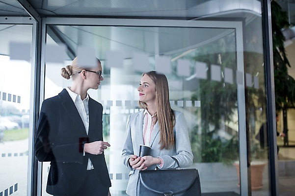 포토 JPG 서양인 외국인 응시 여자 커피 서류가방 비즈니스 실내 대화 미소 사람 정장 상반신 20대 성인 두명 옆모습 30대 마주보기 비즈니스우먼 회전문 성인여자만 국내포토 시선 옷 음료 뷰포인트 가방 모션 표정 말하기 인종 청년 내부 장년 문 직장인 여자만 성인만 파일형식