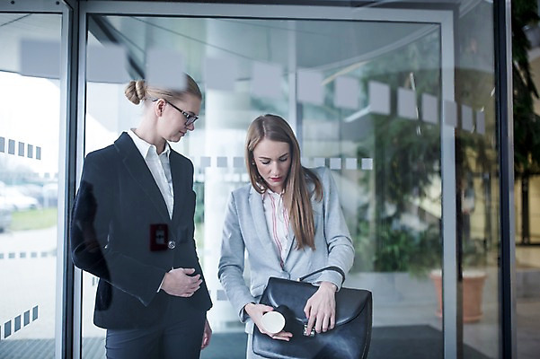 포토 JPG 서양인 외국인 응시 여자 가방 비즈니스 실내 서기 사람 정장 빌딩 상반신 20대 성인 두명 앞모습 30대 비즈니스우먼 꺼내기 회전문 성인여자만 국내포토 시선 잡화 옷 뷰포인트 모션 인종 청년 내부 건물 장년 문 직장인 여자만 성인만 파일형식