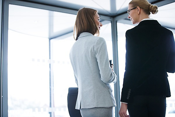 포토 JPG 서양인 외국인 여자 커피 서류가방 비즈니스 직장 실내 대화 서기 미소 사람 정장 상반신 20대 성인 두명 뒷모습 30대 사무실 마주보기 비즈니스우먼 회전문 성인여자만 국내포토 옷 음료 뷰포인트 가방 회사 모션 표정 말하기 인종 청년 내부 장년 문 직장인 여자만 성인만 파일형식