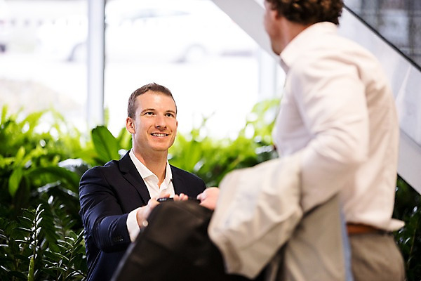 포토 JPG 서양인 응시 남자 40대 중년 비즈니스 직장 실내 대화 서기 미소 사람 앉기 정장 상반신 성인 두명 앞모습 뒷모습 30대 사무실 계단 남자만 국내포토 외국인 시선 옷 뷰포인트 회사 모션 표정 말하기 내부 장년 파일형식