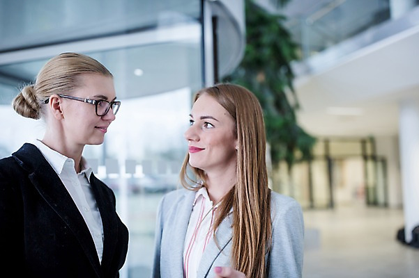 포토 JPG 서양인 외국인 응시 여자 비즈니스 직장 실내 대화 미소 사람 정장 상반신 20대 성인 두명 옆모습 30대 사무실 마주보기 비즈니스우먼 회전문 성인여자만 국내포토 시선 옷 뷰포인트 회사 모션 표정 말하기 인종 청년 내부 장년 문 직장인 여자만 성인만 파일형식